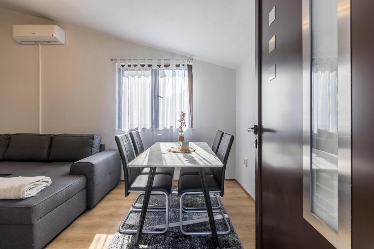 Apartment Lamaro Kaštela エクステリア 写真