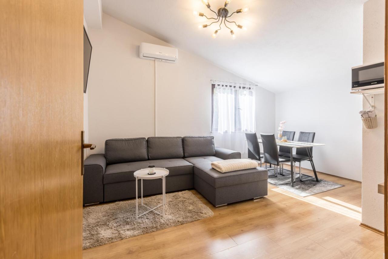 Apartment Lamaro Kaštela エクステリア 写真